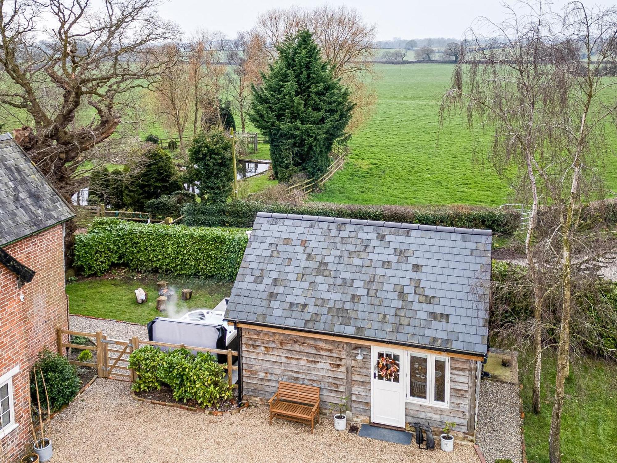 Oak Tree Hideaway Holiday home Whitchurch (Shropshire)